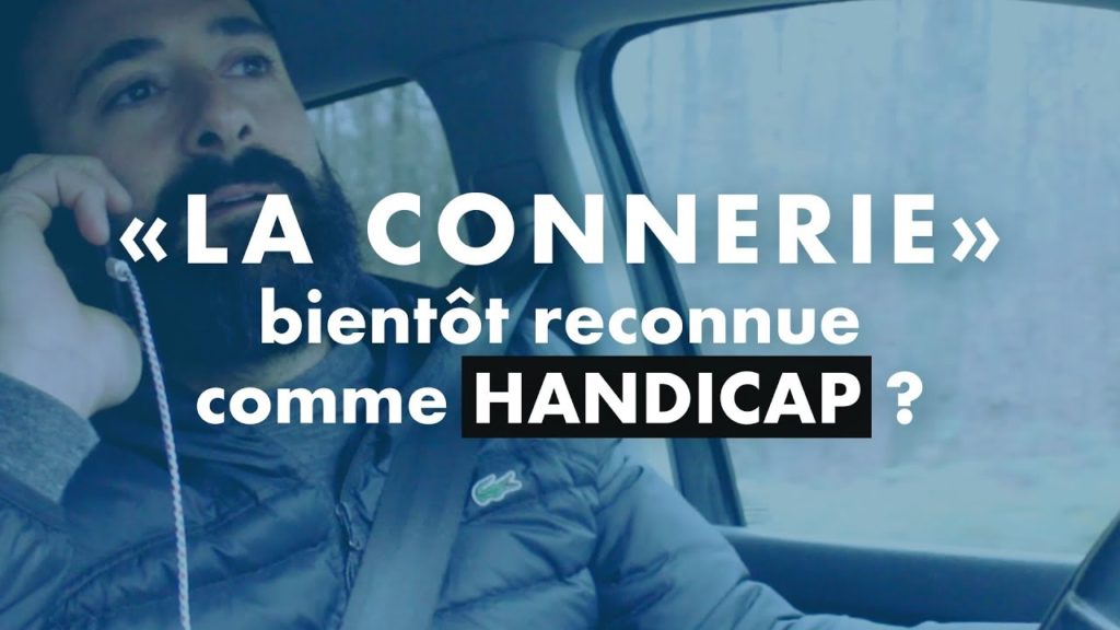 Un homme au téléphone en train de conduire une voiture
